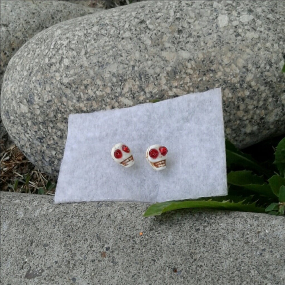 Skull piece earrings - Picture 4 of 5